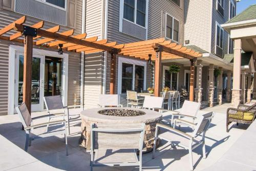 a patio with chairs and a table with a fire pit at Country Inn & Suites by Radisson, Lehighton-Jim Thorpe, PA in Lehighton