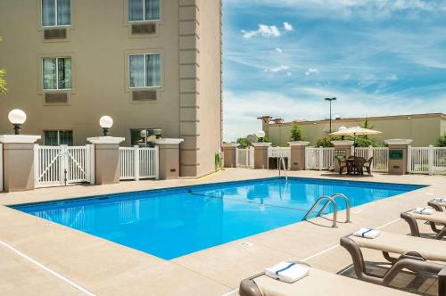 une piscine en face d'un bâtiment dans l'établissement Country Inn & Suites by Radisson, Cookeville, TN, à Cookeville