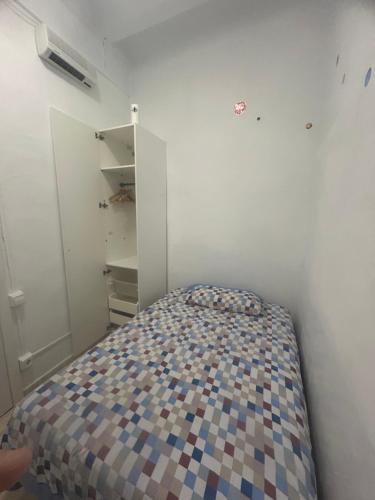 - une petite chambre avec un lit dans l'établissement SAN Rafael, à Barcelone