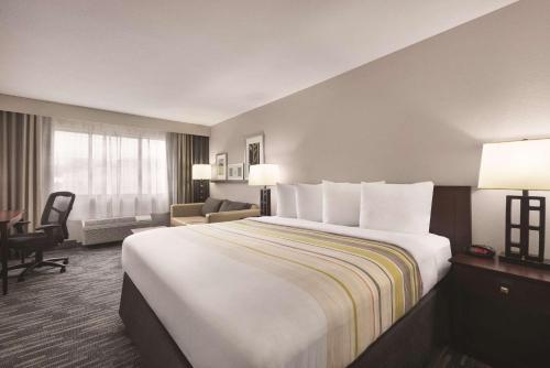Pokój hotelowy z dużym łóżkiem i biurkiem w obiekcie Country Inn & Suites by Radisson, Abingdon, VA w mieście Abingdon