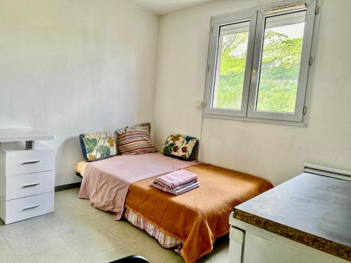 une petite chambre avec un lit et une fenêtre dans l'établissement Pratique, Proche Gare & Petit Prix avec Parking, à Grenoble