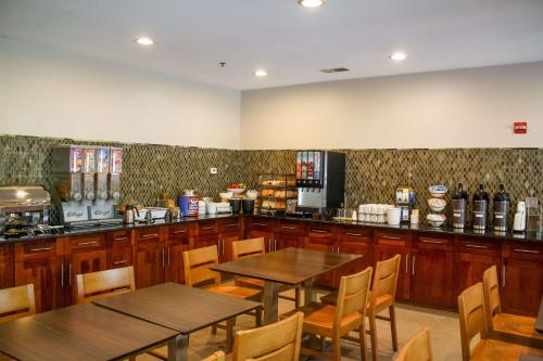 un restaurant avec des tables, des chaises et un comptoir dans l'établissement Country Inn & Suites by Radisson, Washington Dulles International Airport, VA, à Sterling