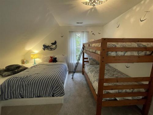 Un dormitorio con una litera y una escalera. en Barefoot Children, en Southport
