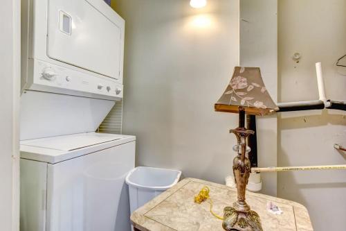 une petite salle de bains avec une table et une lampe. dans l'établissement Loft steps from River Street and City Market, à Savannah