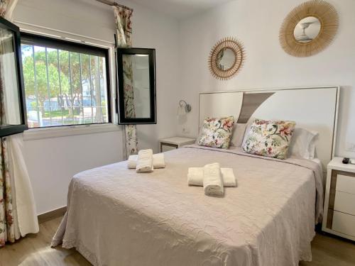 Ένα ή περισσότερα κρεβάτια σε δωμάτιο στο Moderno Apartamento Primera Línea Playa de La Barrosa by ChiclanaDreams