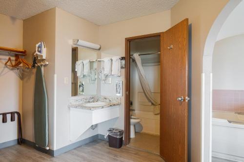 y baño con lavabo y aseo. en Super 8 by Wyndham Grants en Grants