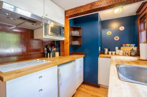 Kuchyň nebo kuchyňský kout v ubytování Charming 1bd Suite in Capitol Hill - Foxglove Inn