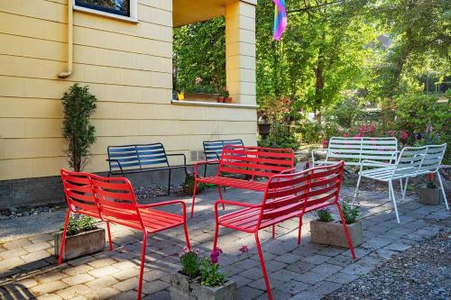 a group of red chairs and a table and chairs at Charming 1bd Suite in Capitol Hill - Foxglove Inn in Seattle