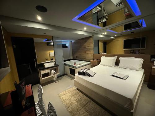 Un dormitorio con una cama grande y un baño. en Prestige Motel 2, en São Paulo