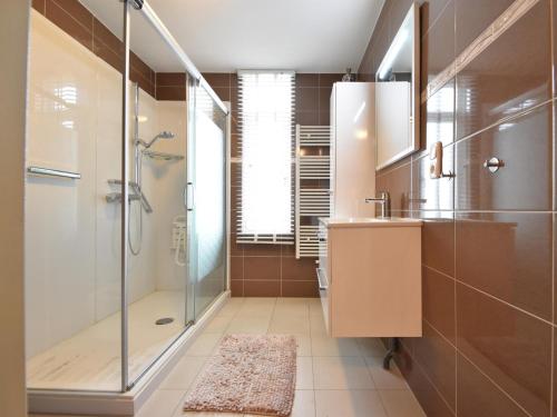 ein Bad mit einer Dusche und einem Waschbecken in der Unterkunft Diamond in Middelburg