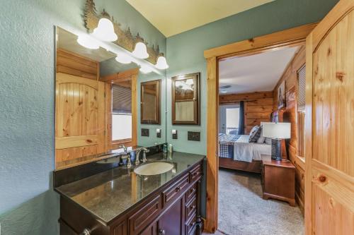 d'une salle de bains avec lavabo et d'une chambre. dans l'établissement Mountain Serenity- Rustic Cabin Getaway home, à Clyde