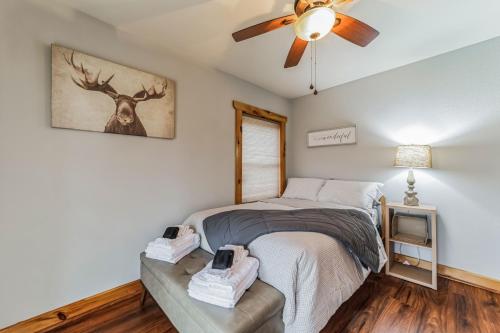 - une chambre avec un lit et un ventilateur de plafond dans l'établissement Mountain Serenity- Rustic Cabin Getaway home, à Clyde