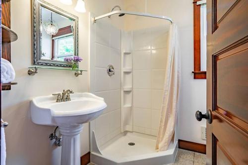 Charming Room in Capitol Hill - Foxglove Inn Rm 2_3