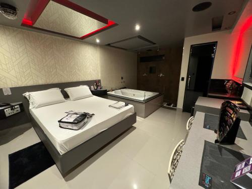 1 dormitorio con cama y bañera. en Prestige Motel 3 en São Paulo