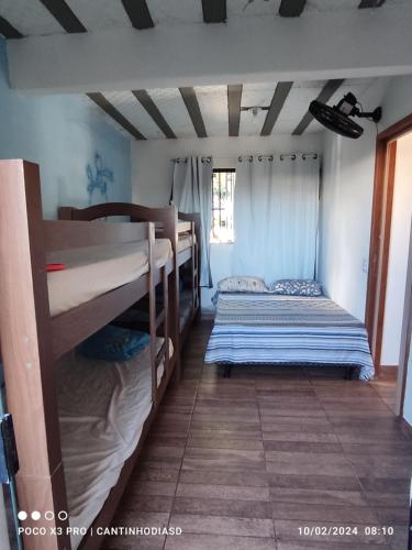 a room with two bunk beds and a window at Cantinho Dias Dutra in Angra dos Reis