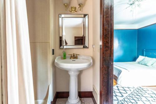 Charming Room in Capitol Hill - Foxglove Inn Rm 4_3