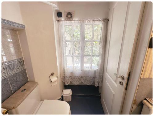 a small bathroom with a toilet and a window at Apartamento loft Recoleta in Buenos Aires
