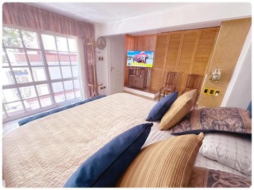 ブエノスアイレスにあるApartamento loft Recoletaの大きなベッドルーム(大型ベッド1台、テレビ付)