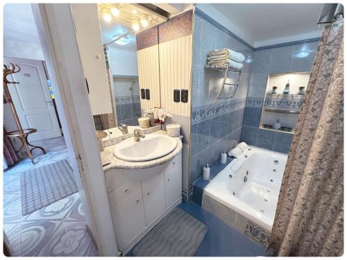 uma casa de banho com uma banheira e um lavatório e uma banheira em Apartamento loft Recoleta em Buenos Aires