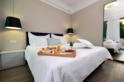- un plateau de fruits sur un lit dans la chambre dans l'établissement Apartments with a swimming pool Podstrana, Split - 20098, à Podstrana