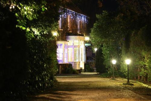 Una casa iluminada por la noche con luces de Navidad en Marsh Farm Hotel, en Royal Wootton Bassett
