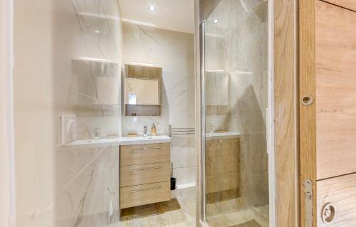 une salle de bain avec une douche, un lavabo et un miroir dans l'établissement 25m2 Cosy Proche Métro 11 - 6 min à pied, aux Lilas