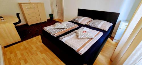 1 dormitorio con 2 camas y toallas. en Cozy spacious room near Halle Hbf w/ iPad, Netflix & Wi-Fi, en Halle an der Saale