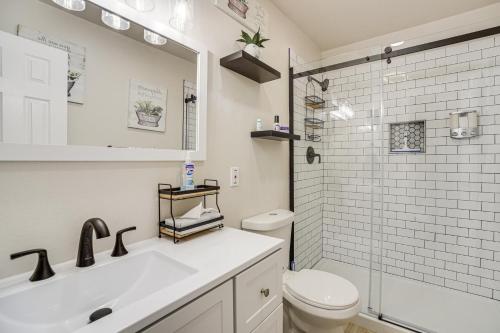 un bagno bianco con lavandino e WC di New Mexico Smart Home with Private Yard and Grill a Tucumcari