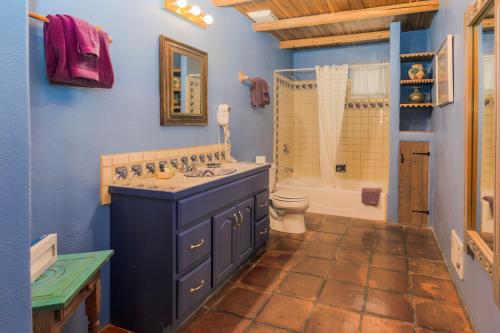 La salle de bains bleue est pourvue d'un lavabo et de toilettes. dans l'établissement Casa Benavides Inn, à Taos
