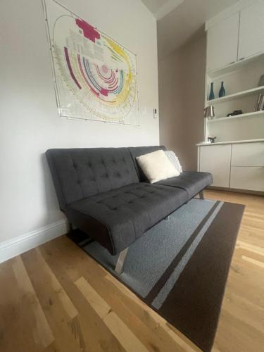 a black couch in a living room with a rug at ※ Cul-de-Sac Haven, Stylish & Tranquil ~ King Beds in Forney