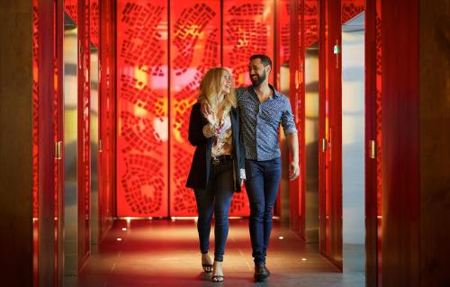 Ein Mann und eine Frau gehen den Flur entlang in der Unterkunft Holiday Inn Express Melbourne Southbank, an IHG Hotel in Melbourne