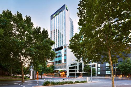 ein hohes Gebäude mitten in einer Stadt in der Unterkunft Holiday Inn Express Melbourne Southbank, an IHG Hotel in Melbourne