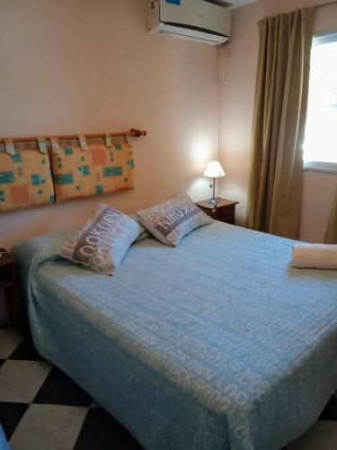 een slaapkamer met een bed met 2 kussens erop bij Life Departamentos in Guaymallen