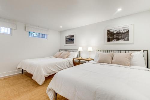 2 camas en una habitación con paredes blancas en Pet-Friendly Denver Home 2 Blocks to City Park!, en Denver