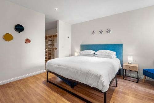 Säng eller sängar i ett rum på Cosy 2-Bed Unit with Study Nook & Alfresco Dining