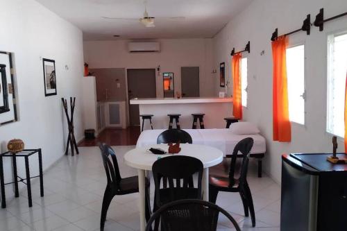 un soggiorno con tavolo e sedie bianchi di Departamento Grande los Caracoles 1 a Dzilam de Bravo