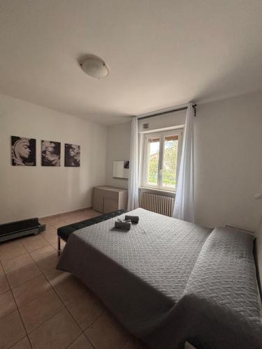 sypialnia z dużym łóżkiem i oknem w obiekcie Casa Bardolina - Baia Flaminia w mieście Pesaro