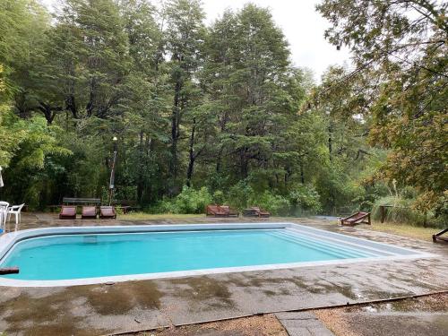 una piscina vacía en un patio con árboles en Termas Palguin, en Pucón