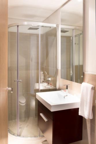 アスンシオンにあるAsunción Rent Suites Santa Teresaの洗面台とシャワー付きのバスルーム