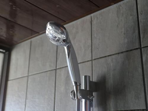 a shower head on the side of a wall at Yamagataya in Gero