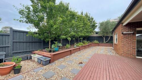 Giardino di StayAU 4BRM Chic Urban Retreat