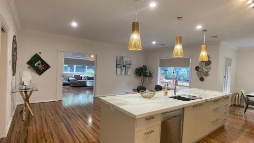 Cucina o angolo cottura di StayAU 4BRM Chic Urban Retreat