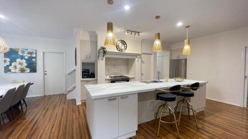 Cucina o angolo cottura di StayAU 4BRM Chic Urban Retreat