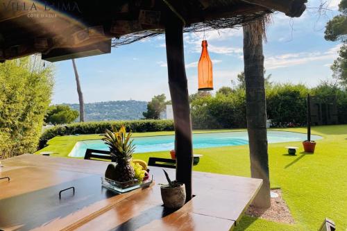 Bazén v ubytování 06AL - Architect-designed villa with pool and sea view nebo v jeho okolí