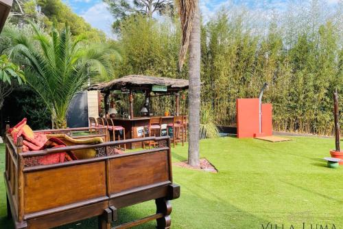 un camion garé dans une cour avec un belvédère dans l'établissement 06AL - Architect-designed villa with pool and sea view, à Vallauris