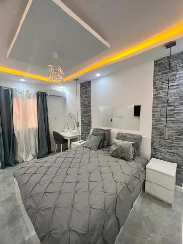 1 dormitorio con 1 cama grande en una habitación en American House en Accra