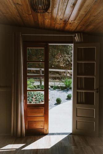 an open door with a view of a yard at Morada encanto da cachoeira in Aguas Mornas