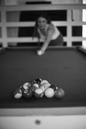 a woman playing a game of pool on a pool table at Morada encanto da cachoeira in Aguas Mornas
