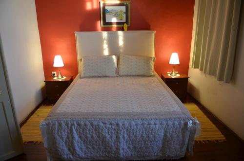 Postel nebo postele na pokoji v ubytování Vouni Lodge