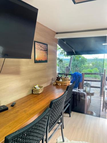 ein Wohnzimmer mit einem Holztisch und Stühlen in der Unterkunft Lambú Ecoturismo in Cidade Ocidental